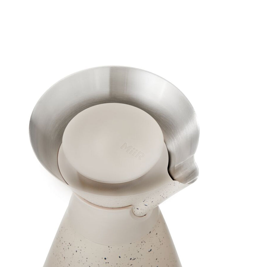 new-standard-carafe-j0 WebPDP-33oz_New_Standard_Carafe_Desert_Tan_Speckle_Studio__CAR1SVOS224_45_Lid_On.jpg